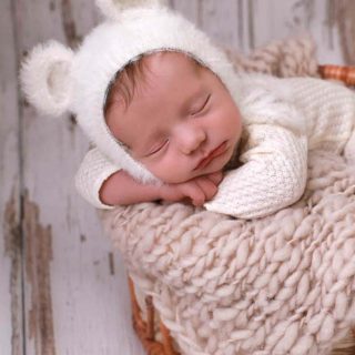 When is the best time to photograph a newborn? 🤍

The ideal time is within the first 10–14 days after birth

During this stage, babies:
— sleep deeply
— curl naturally into those womb-like poses
— are calm and easier to settle

After two weeks, babies become more alert,
stretch out more, and sleep less deeply

Which means those soft, curled poses become harder to achieve

These early days pass so quickly
and they never come back

That’s why I always recommend booking your session during pregnancy
to secure your spot in advance

📍 Kerhonkson, Hudson Valley, NY
🧺 Props, wraps & styling included

💌 DM me “NEWBORN” and I’ll guide you through everything.  #hudsonvalleyphotographer#newbornphotigrapherhudsonvalley#maternityphotographerny#babyphotographerhudsonvalley#babyphotography